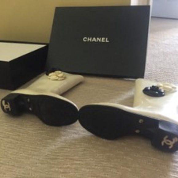 Chanel White Camellia Flower Rainboots - Picture 1 of 3